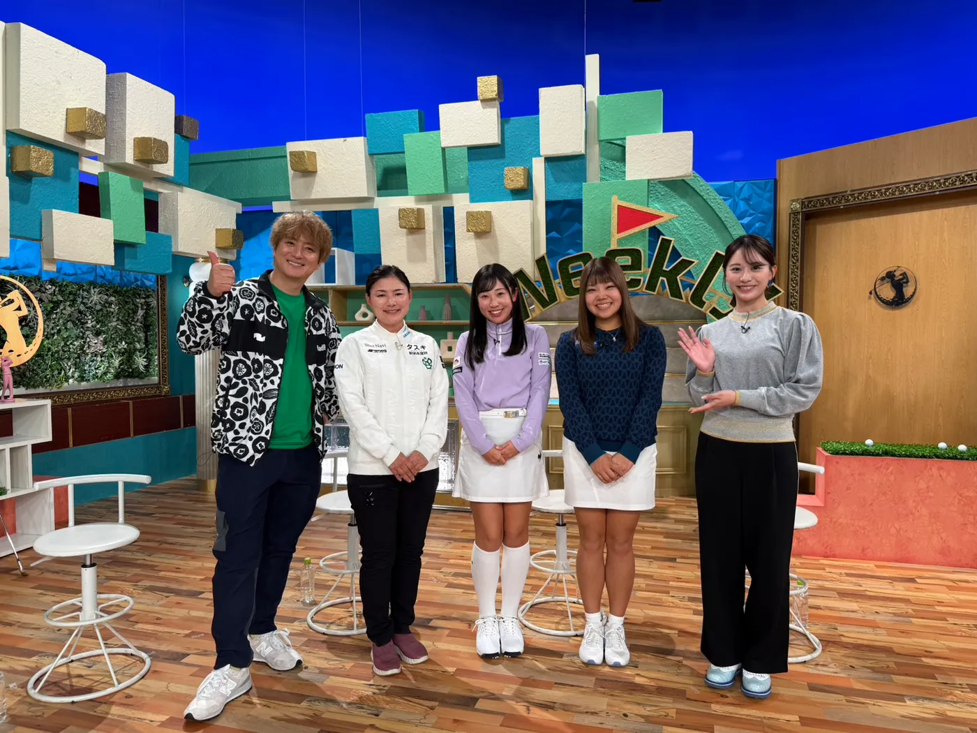 テレビ東京「Weekly女子ゴルフ」のスタジオで出演者と並ぶ横峯さくら