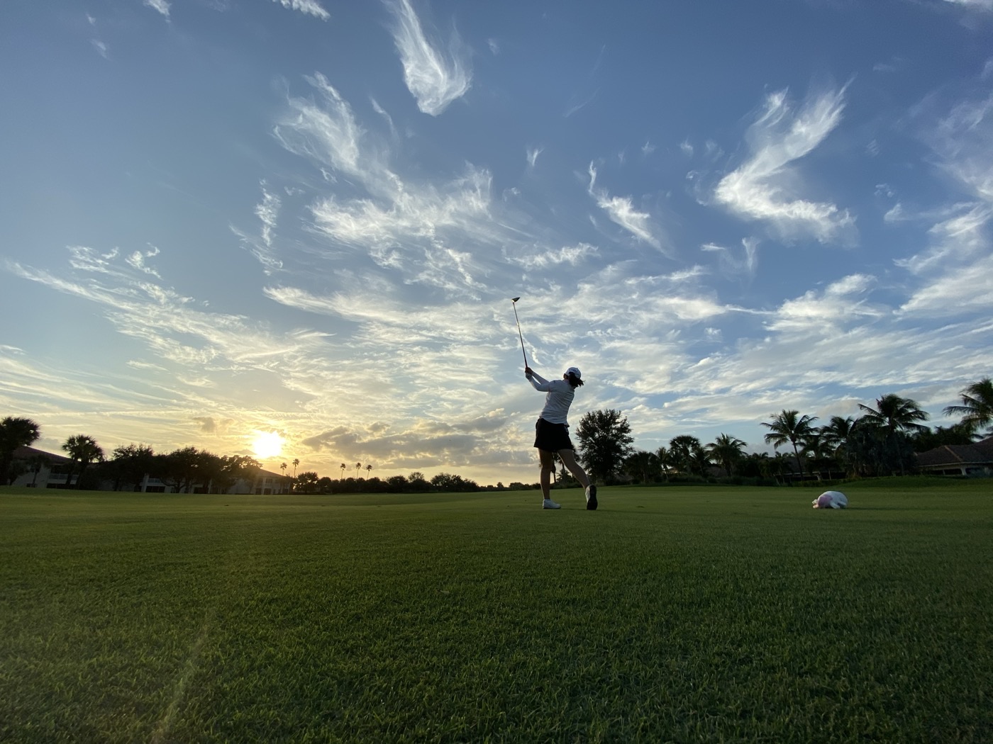 夕暮れのフェアウェイでティーショットを打ち終えた横峯さくら