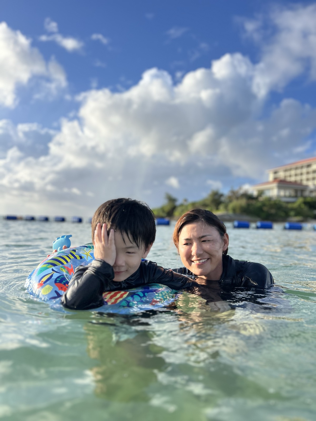 海に浮かびながら子どもと並ぶ横峯さくら